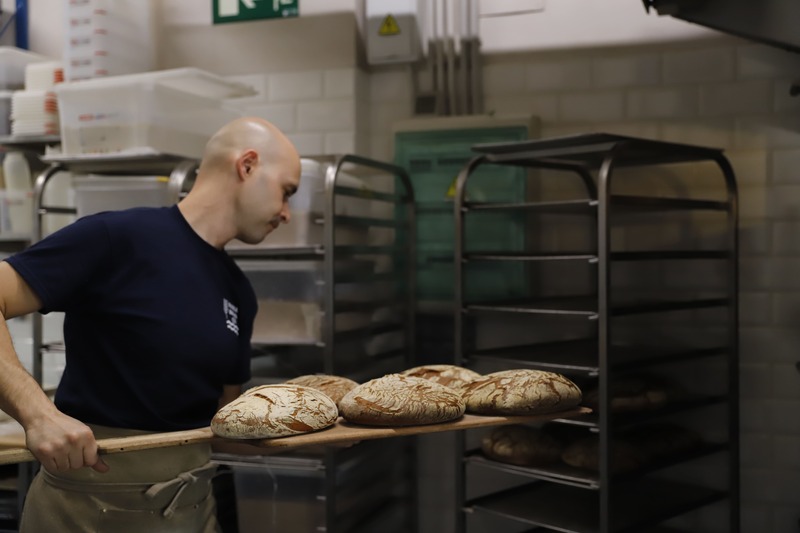 Miguel Ángel sacando el pan del horno